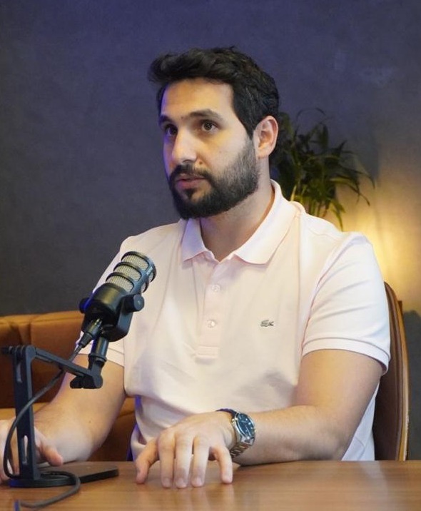 Mohamad Anissi durante gravação de podcast